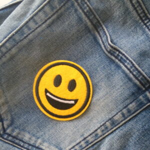 Alternative view of Smiley lachend met tanden bloot - Applicatie